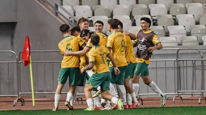 拜仁逆转利物浦，穆西亚拉成关键