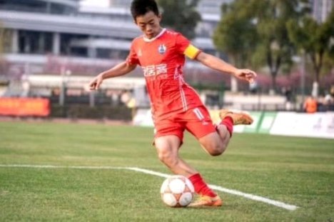 王钰栋与邝兆镭：中西足坛新星的崛起之路