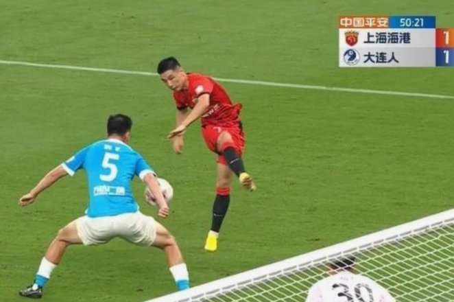 黄锐烽禁区手球，VAR长时间回看决定不判点球