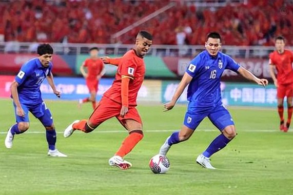 国足2比1击败新加坡，延续两队交手43年不败战绩