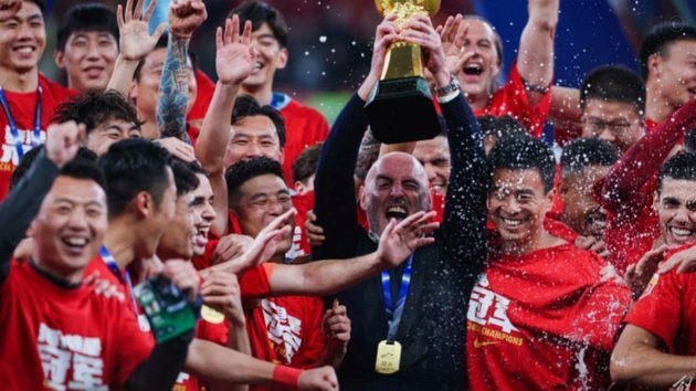 海港2-0申花，首夺浦东德比胜利
