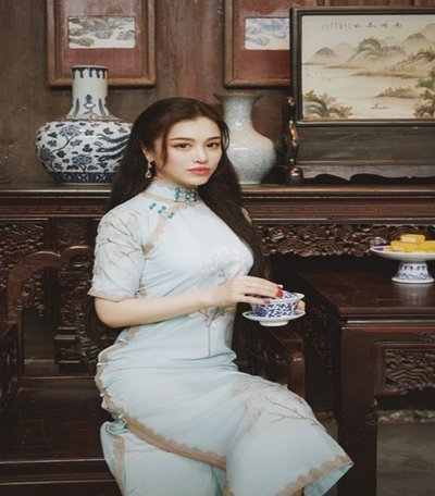 绝美！佩莱前妻瓦尔加晒最新美照，身着一袭白裙亮相