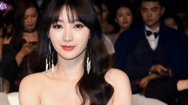 绝美！佩莱前妻瓦尔加晒最新美照，身着一袭白裙亮相