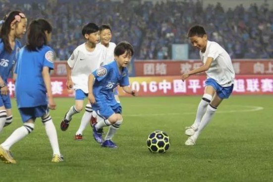 雨天湿滑场地成关键：董路解析足球小将失利原因
