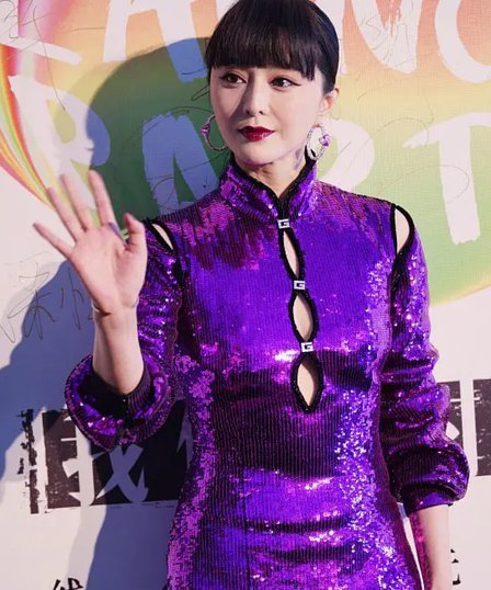 阿尔巴尼亚美女主持晒美照，紫色连衣裙尽显优雅气质