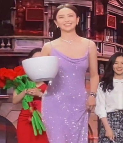 阿尔巴尼亚欧冠节目女主持人晒美照，穿紫色连衣裙美颜亮相