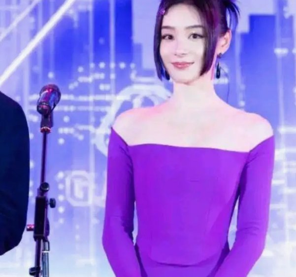 阿尔巴尼亚欧冠节目女主持人晒美照，穿紫色连衣裙美颜亮相