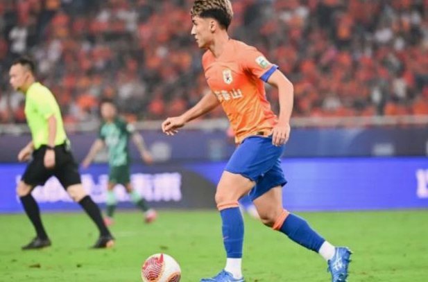 铜梁龙赛后全员沉默低头进更衣室