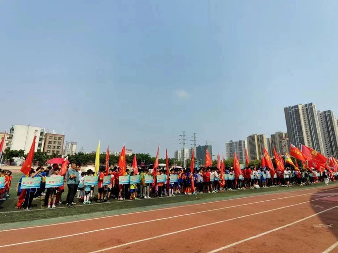14支县域球队激战绿茵场，两个年龄组别同场争锋