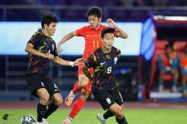 亚运男足焦点战：韩国2-1胜中国，王钰栋破门毛伟杰伤退